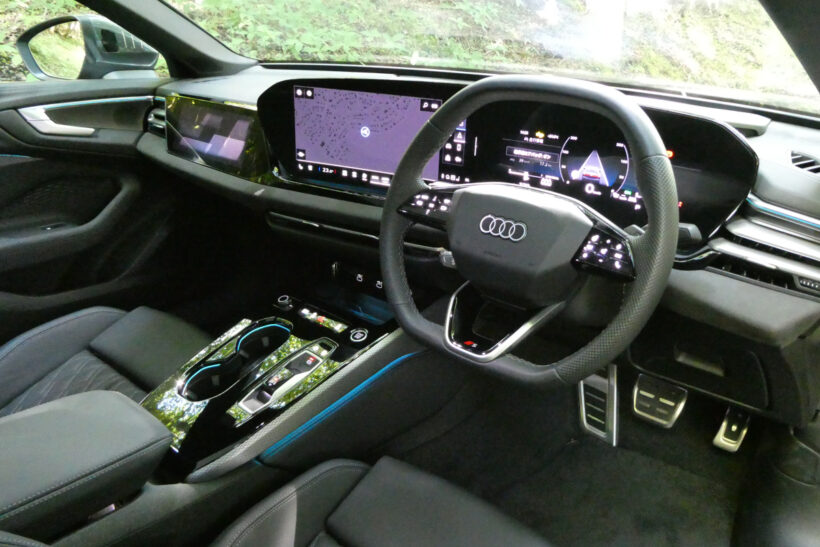 ラグジュアリーパッケージSファインナッパレザー（77万円）が備わる豪華仕様。オプションのパノラミックガラスルーフ（33万円）はエレクトロクロミック式なので瞬時に切り替えられる。