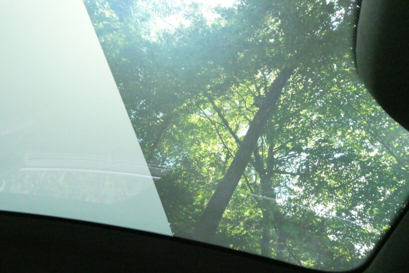 ラグジュアリーパッケージSファインナッパレザー（77万円）が備わる豪華仕様。オプションのパノラミックガラスルーフ（33万円）はエレクトロクロミック式なので瞬時に切り替えられる。