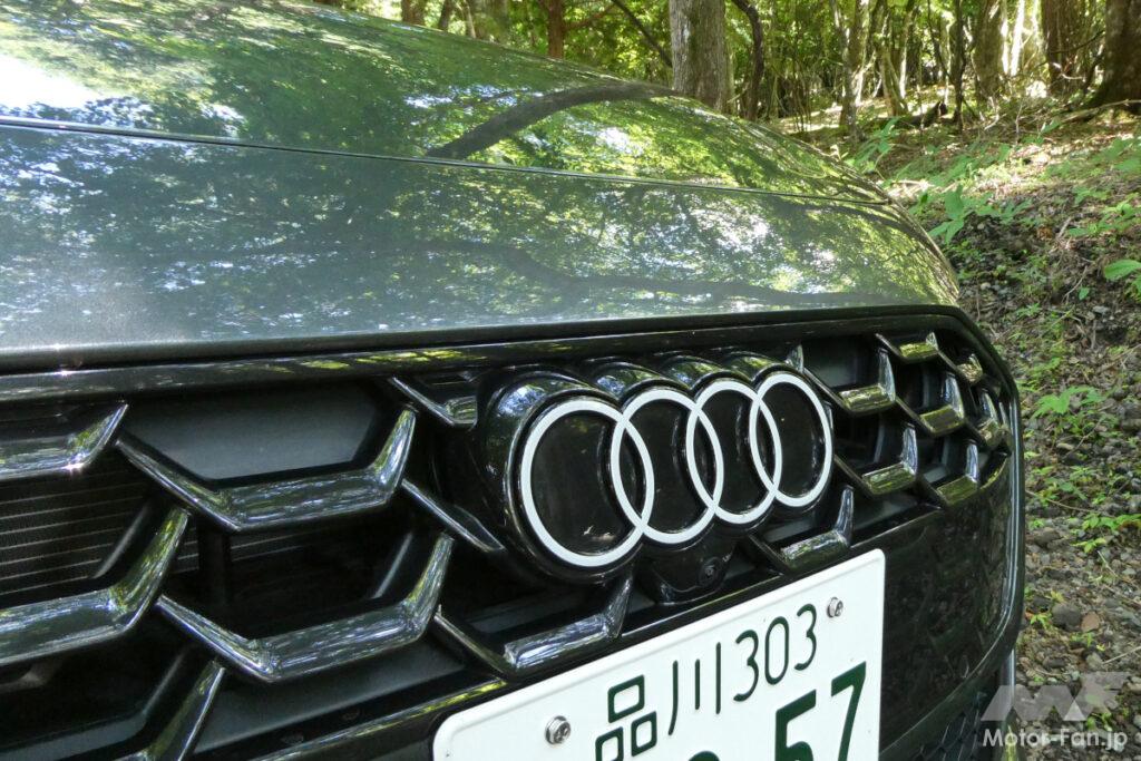 ワイドでフラットなシングルフレームグリルとスリムなヘッドランプが配置される正統派デザイン。