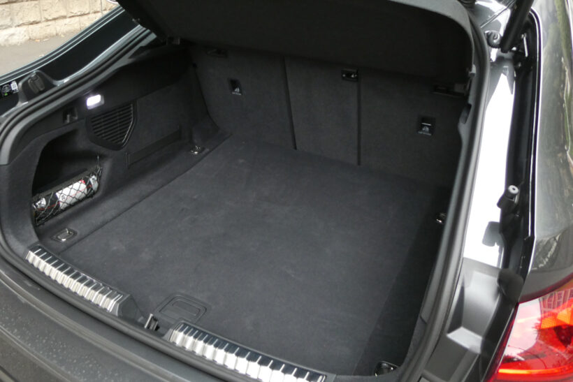 セダン“タイプ”と説明されるだけあって、実際のところ、リヤゲートが備わるスポーツバックに近い。