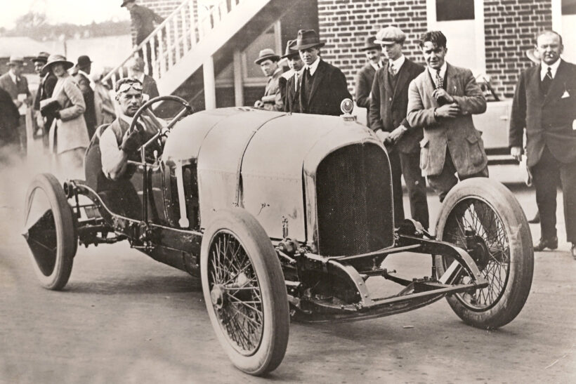 1921年、フランク・クレメントが乗るEXP2。ブルックランズで。