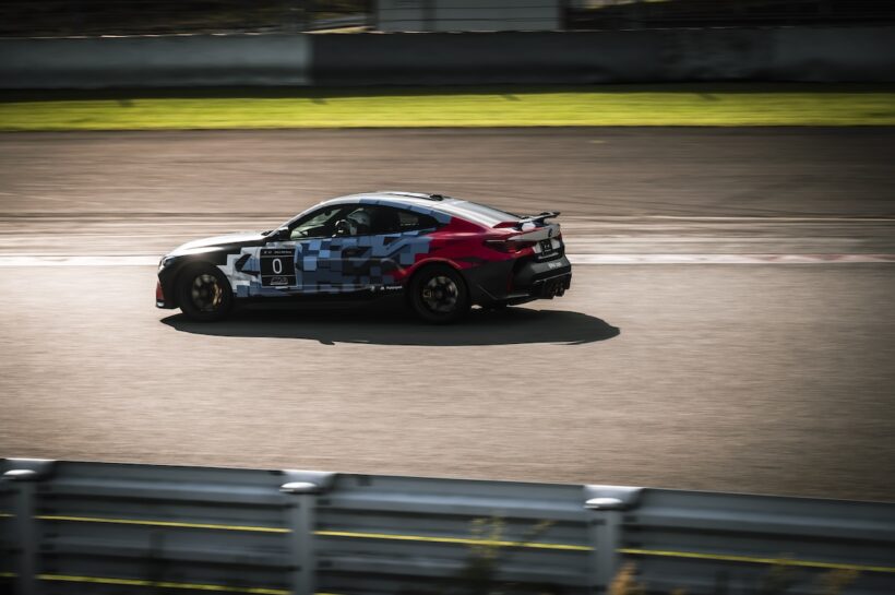 リーディングカーは市販車のM4が担う。ステアリングを握るのはBMWカスタマーサポート・ディビジョン・ビジネス・ディベロップメントの巻波浩之シニア・マネジャーだ。