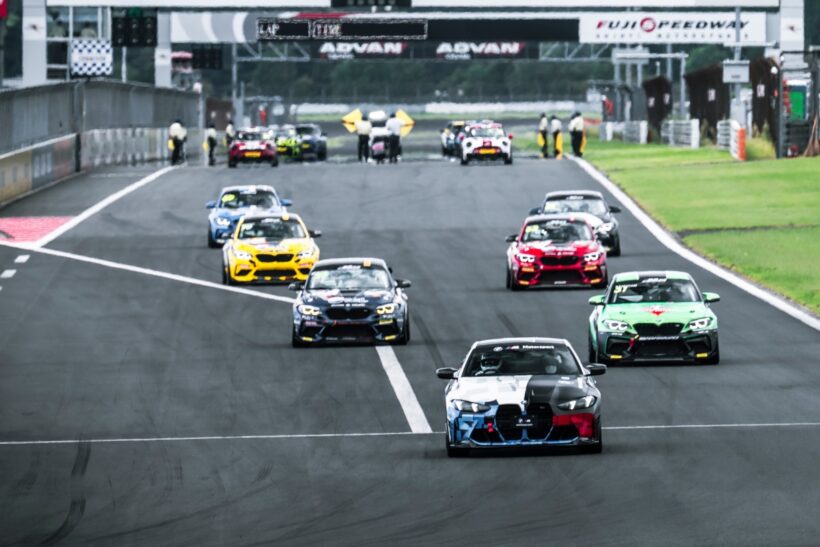 1日2レース開催されるダブルヘッダーだ。レースのスタート前はリーディングカーのM4が担う。