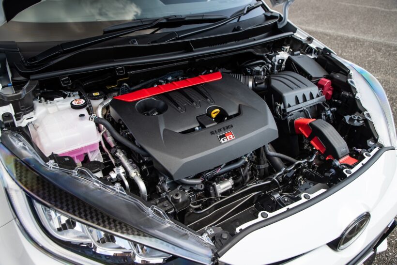 24式で20式比で約1割アップした1.6リッター直3ターボエンジンも重要だが、25式でアッパーマウント形状が変更したことも大きい。