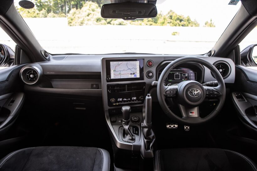 メーターパネルが12.3インチTFTディスプレイとなり、サーキット走行中の視認性が高まった。縦引きのサイドブレーキは4WD制御と連動するという。ラリーで有効となるだろう。