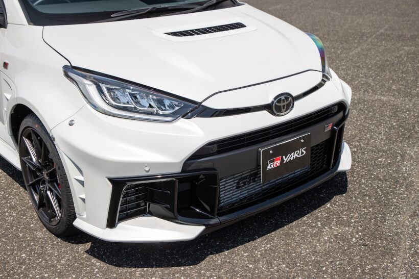 ダクト付きアルミフードや手動可変式大型リヤウイングも迫力だが、バンパーの脱落防止ボルトなどは、モータースポーツの実戦の経験が反映されている。