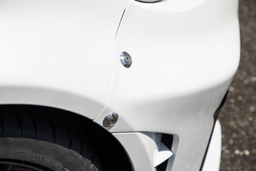 ダクト付きアルミフードや手動可変式大型リヤウイングも迫力だが、バンパーの脱落防止ボルトなどは、モータースポーツの実戦の経験が反映されている。