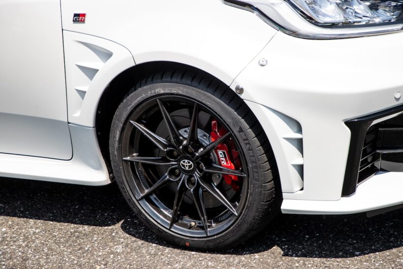 ダクト付きアルミフードや手動可変式大型リヤウイングも迫力だが、バンパーの脱落防止ボルトなどは、モータースポーツの実戦の経験が反映されている。