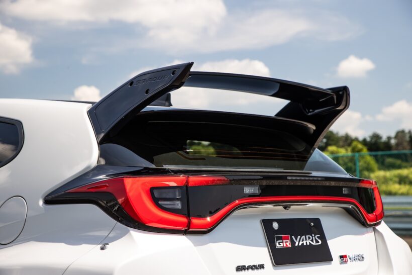 ダクト付きアルミフードや手動可変式大型リヤウイングも迫力だが、バンパーの脱落防止ボルトなどは、モータースポーツの実戦の経験が反映されている。