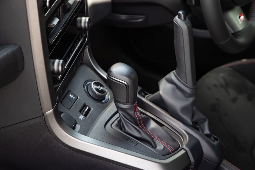 メーターパネルが12.3インチTFTディスプレイとなり、サーキット走行中の視認性が高まった。縦引きのサイドブレーキは4WD制御と連動するという。ラリーで有効となるだろう。