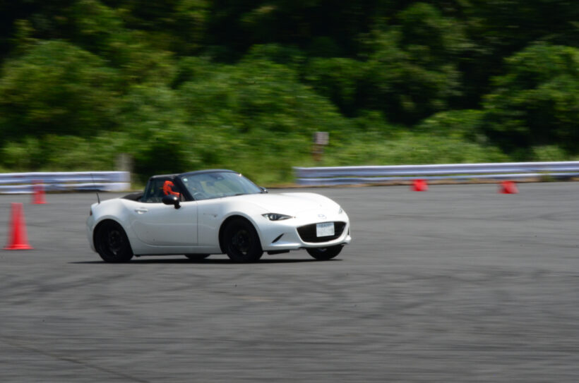 ロードスターNR-Aはロールケージ付きでサーキット走行も可能だ。