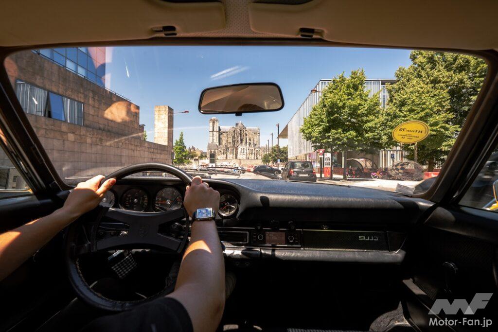 歩行者専用となったジャコバン広場。1970年にはデラニーがそのまま直進できたが、我々は迂回を余儀なくされた。ちなみにドライバーの手首にはオリジナルの「1133B モナコ」が光る。