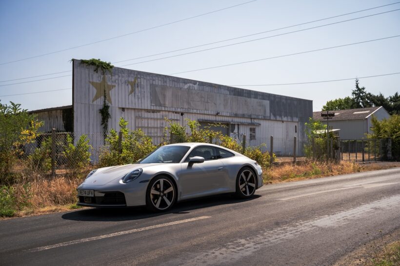 映画に使われたレーシングカーを保管・整備・改造するため、ソーラー・プロダクションズが借りていたガレージを探し当てるのに長い時間を要した。毎日、車は警察のエスコート付きで公道を通ってサーキットへ運ばれていた。