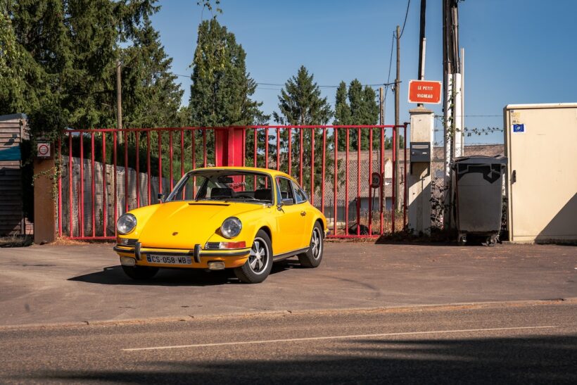 マックイーンの通勤の終着点。ここがソーラービレッジ、すなわち映画制作の拠点となった管理棟の入り口だ。