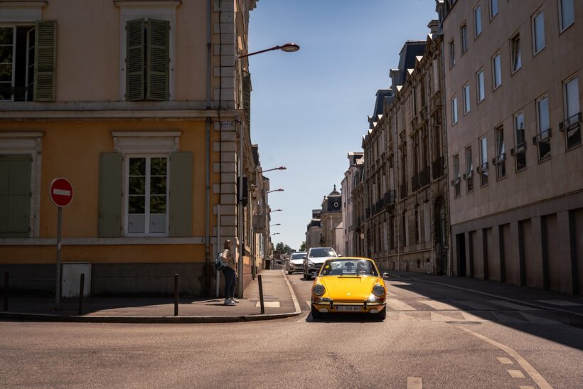 場面はル・マン旧市街へ。サーキットから市街地中心部へ向かう道だ。