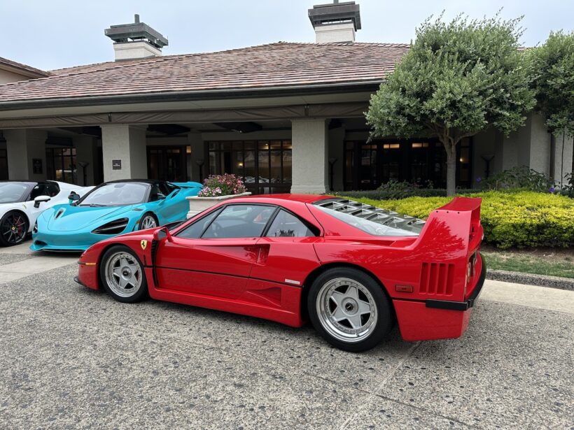 ホテルの前には、宿泊客の愛車だろうスーパーかーとハイパーカーがずらりと並んでいた。