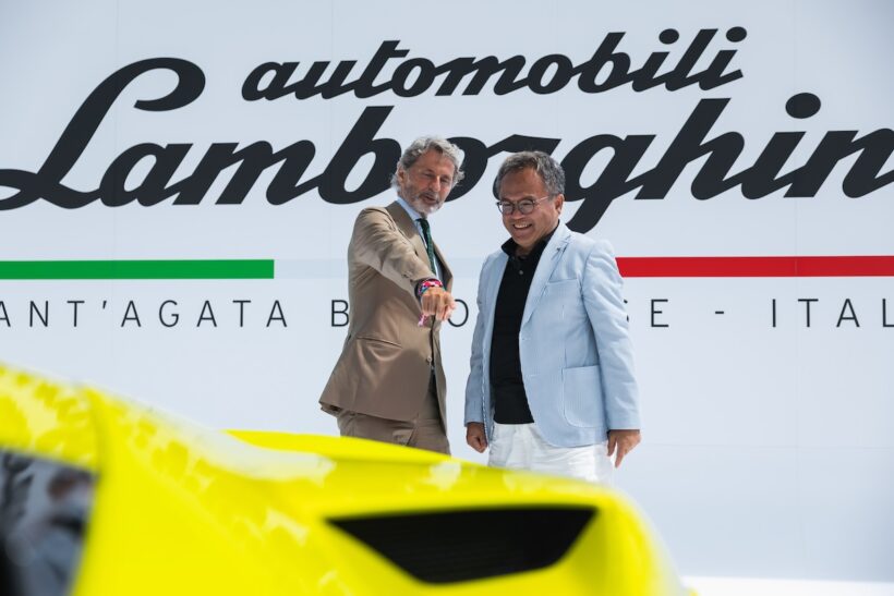 ワールドプレミアされたばかりのワンオフモデル「フェノメノ」の前でCEOはじめキーパーソンと語らう筆者。