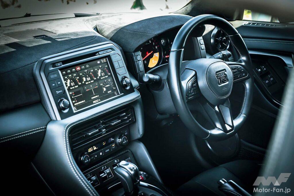 【GT-R Premium edition T-spec】やや古さを感じさせるが、質感の高さは国産車の中でも随一のレベルだ。ナッパレザーをダッシュボード上面に張り込んだほか、シートには手縫いのステッチが施される。