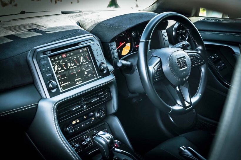 【GT-R Premium edition T-spec】やや古さを感じさせるが、質感の高さは国産車の中でも随一のレベルだ。ナッパレザーをダッシュボード上面に張り込んだほか、シートには手縫いのステッチが施される。