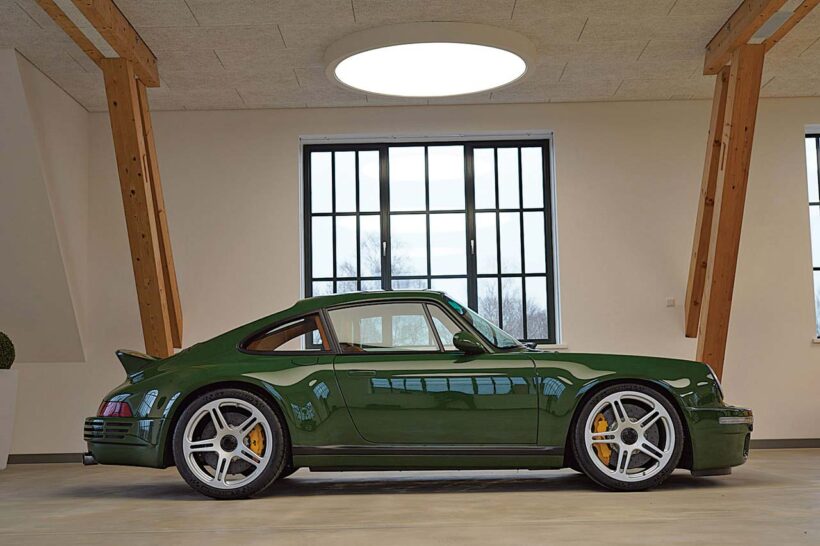 タイプ964をベースとしているわけではなく、ボディ、シャシーなどすべてをRUFが独自に開発している。ホイールベースはタイプ964より70mm長い。