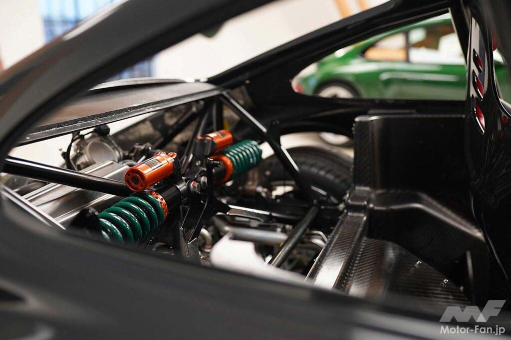 カーボン製のモノコックタブに軽量鋼のサブフレームを接続。サスペンションはプッシュロッド式のダブルウィッシュボーンだ。