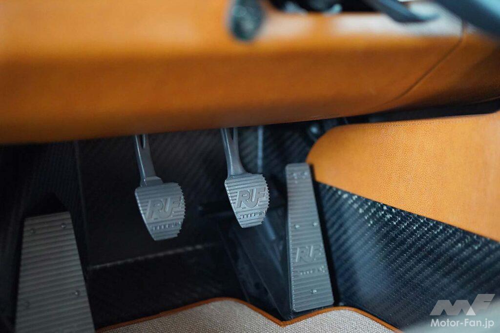 クラシック911の雰囲気を感じさせるインテリア。メーターのレイアウトも空冷911と同様だ。