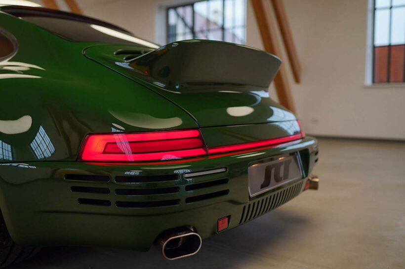 ダックテールタイプのリヤスポイラーを装着。ライト類もすべてオリジナルだ。