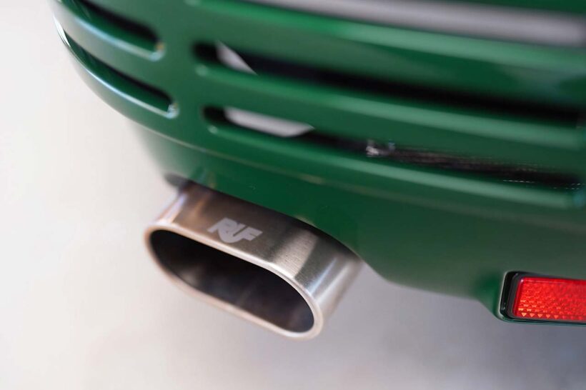 ダックテールタイプのリヤスポイラーを装着。ライト類もすべてオリジナルだ。