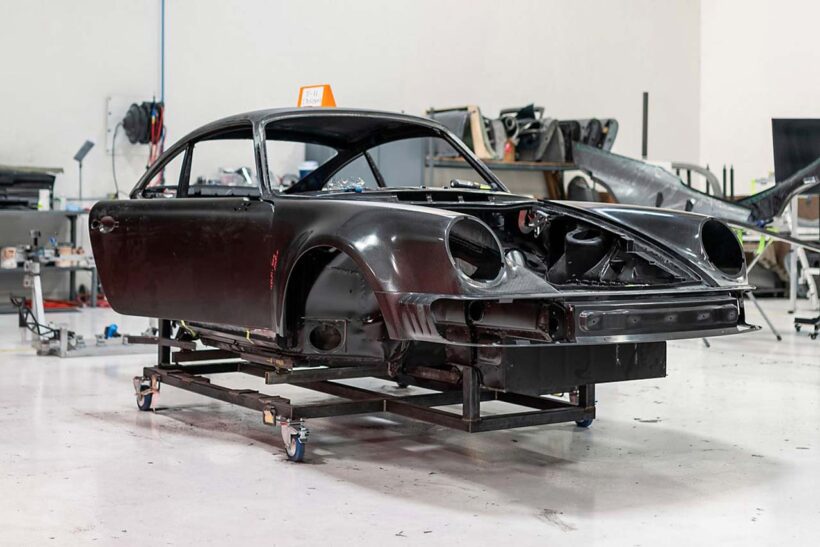 オーナーによって持ち込まれたタイプ964型911は、すべて分解された上でモノコックのさび取りや修正を実施。その後カーボン製パネルが組み付けられる。オリジナルの再現性は高い。
