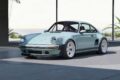 【Porsche 911 Carrera Coupe Reimagined by Singer】ワイドボディにコスワースと開発した4.0リッター、4バルブ、水冷シリンダーヘッドの自然吸気エンジンを搭載。可変バルブタイミング機構を持ち、最高出力は420PS。100台限定。