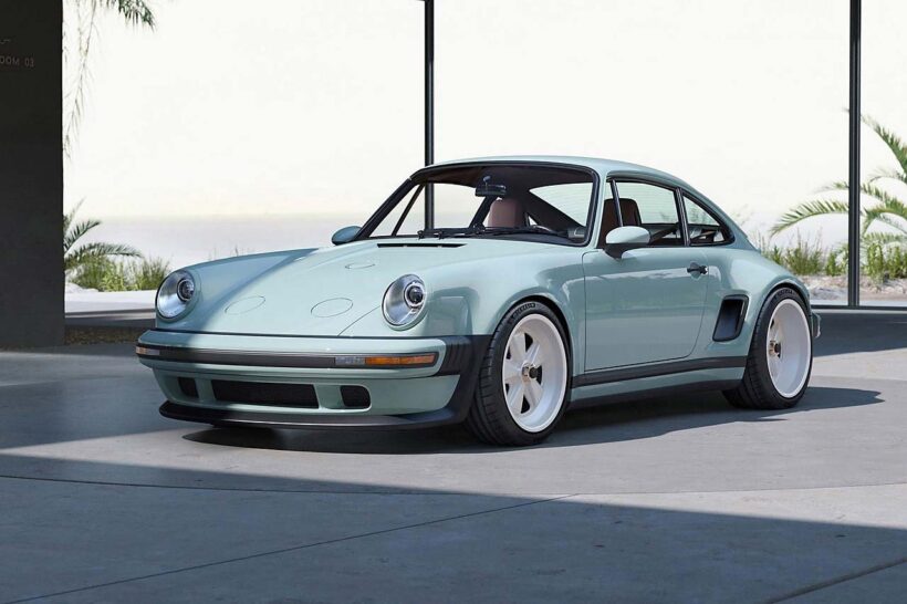 【Porsche 911 Carrera Coupe Reimagined by Singer】ワイドボディにコスワースと開発した4.0リッター、4バルブ、水冷シリンダーヘッドの自然吸気エンジンを搭載。可変バルブタイミング機構を持ち、最高出力は420PS。100台限定。