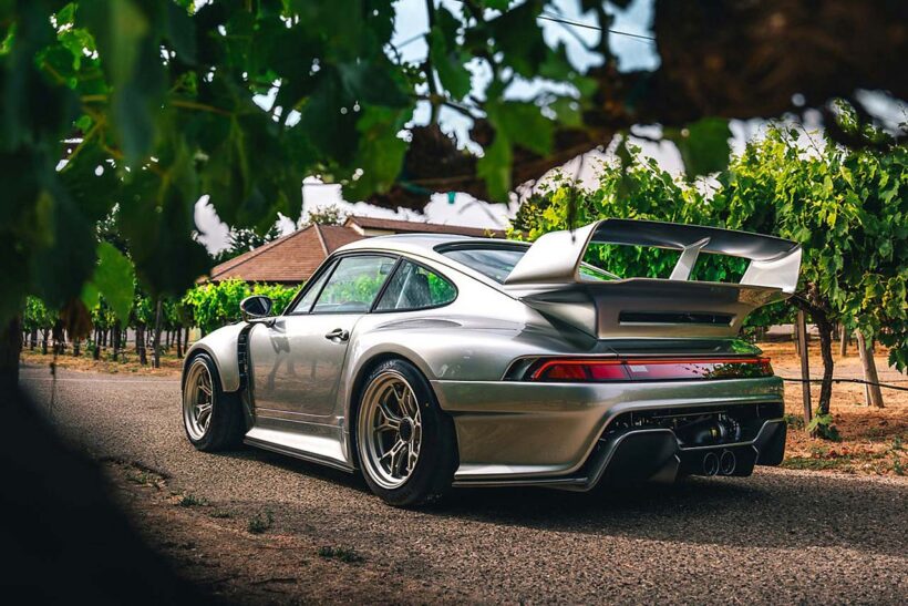 【Guntherwerks】アメリカのギュンター・ワークスが現在生産しているレストモッド911の中でも、最も過激なスペックを誇るのがフラットノーズのスタイルを持つ「F26」だ。わずかに26台が限定生産されるこのモデルのベースは、993型911。リヤには1000PSという衝撃的な最高出力を誇る4.0リッターの水平対向6気筒ツインターボエンジンが搭載される。■ https://guntherwerks.com/