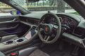 タイカンの最強グレードであるターボGTは、Race-Tex（アルカンターラ）を多用したインテリアにカーボン製のフルバケットシートを備えるというスパルタンな装備を与えられる。10秒間だけ、プラス120kWのパワーアップが可能となるアタックモードを備える。