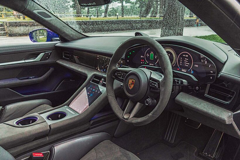 タイカンの最強グレードであるターボGTは、Race-Tex（アルカンターラ）を多用したインテリアにカーボン製のフルバケットシートを備えるというスパルタンな装備を与えられる。10秒間だけ、プラス120kWのパワーアップが可能となるアタックモードを備える。