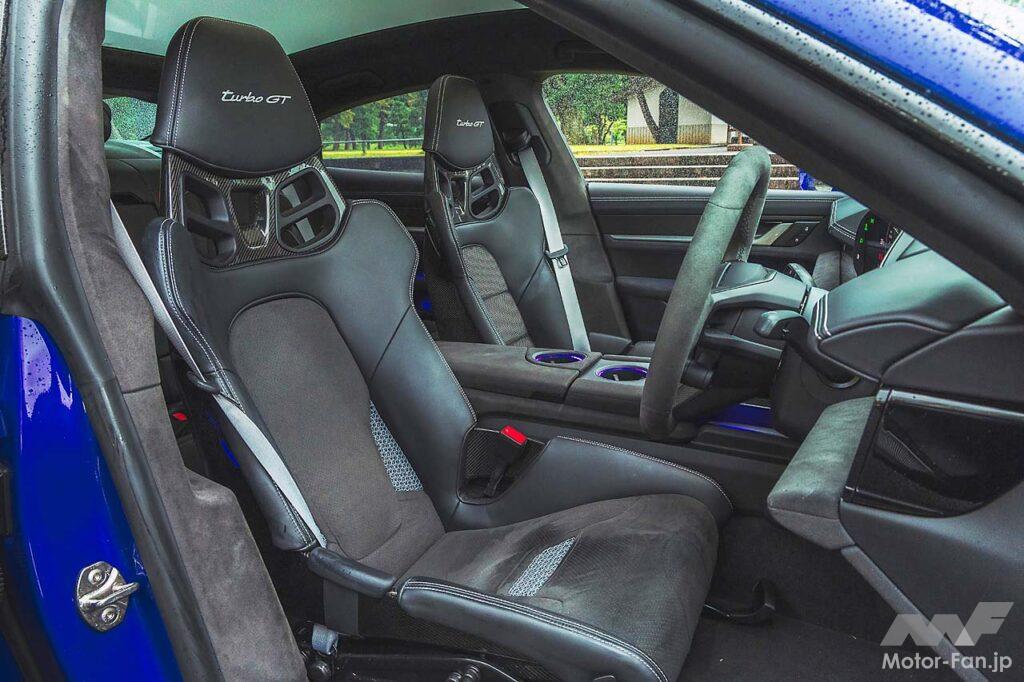 タイカンの最強グレードであるターボGTは、Race-Tex（アルカンターラ）を多用したインテリアにカーボン製のフルバケットシートを備えるというスパルタンな装備を与えられる。10秒間だけ、プラス120kWのパワーアップが可能となるアタックモードを備える。