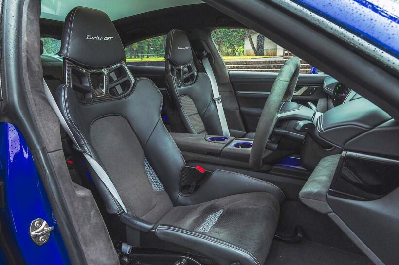 タイカンの最強グレードであるターボGTは、Race-Tex（アルカンターラ）を多用したインテリアにカーボン製のフルバケットシートを備えるというスパルタンな装備を与えられる。10秒間だけ、プラス120kWのパワーアップが可能となるアタックモードを備える。
