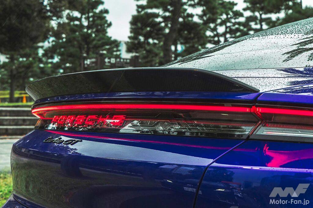 リヤリップスポイラーはカーボン製。PORSCHEのロゴは自発光式で美しく浮かび上がる。