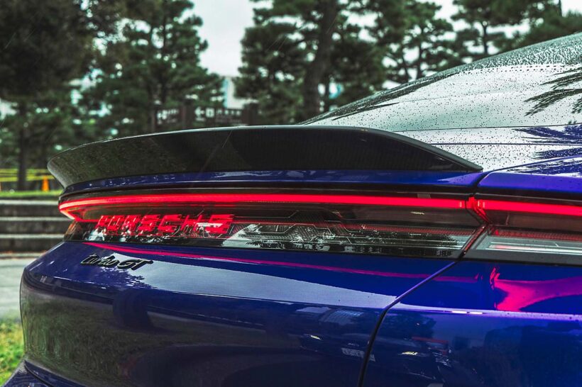 リヤリップスポイラーはカーボン製。PORSCHEのロゴは自発光式で美しく浮かび上がる。