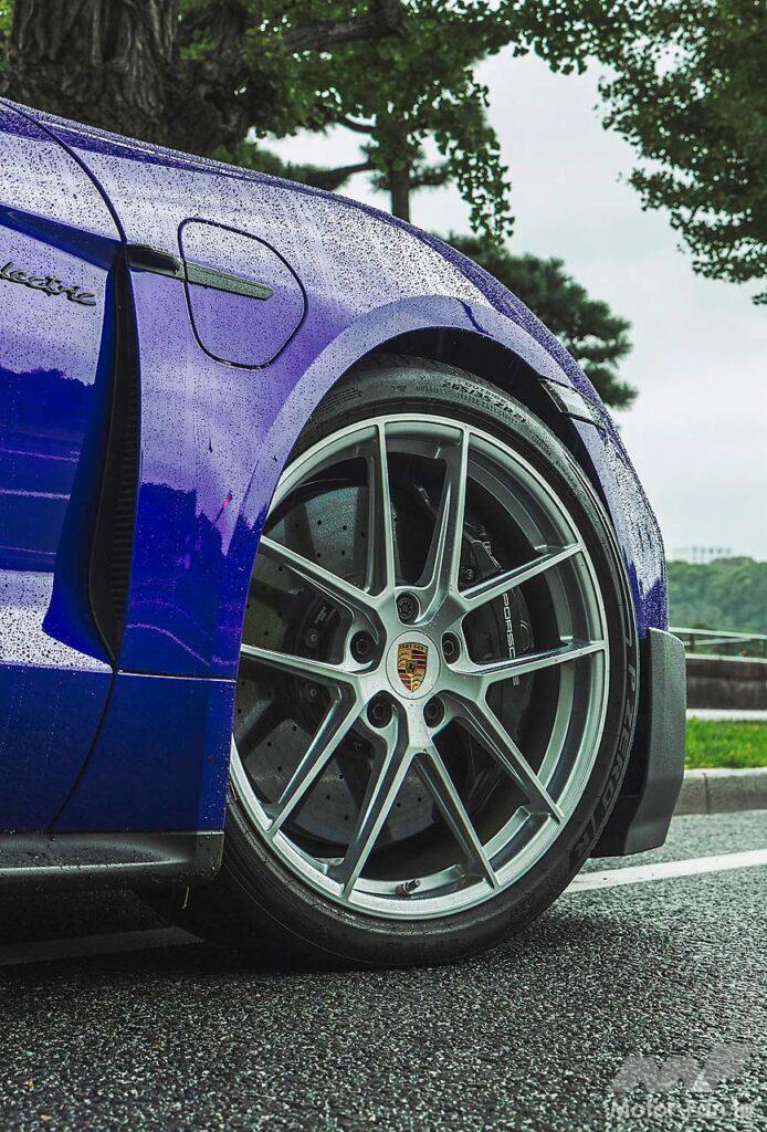 ブレーキは6ポットのカーボンセラミックローターを備えるが、ほとんどの領域は回生ブレーキによってエネルギーを回収する。