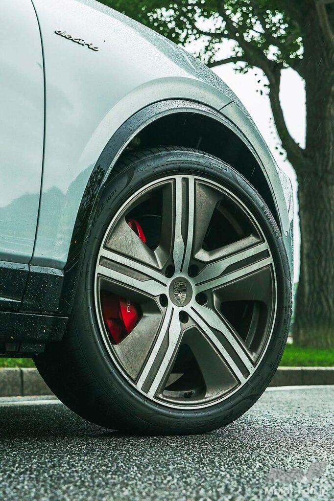 試乗車が履いているのはオプションのエクスルクーシブデザイン。標準装備は20インチだ。