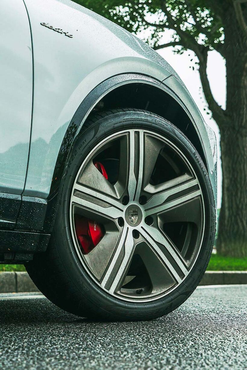 試乗車が履いているのはオプションのエクスルクーシブデザイン。標準装備は20インチだ。