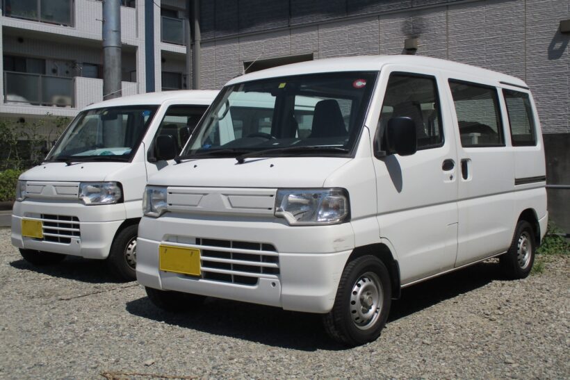 2台並んだ軽バンの写真