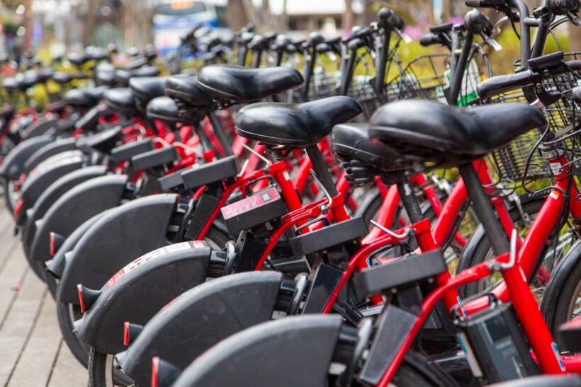 電動アシスト自転車が並んでいる写真