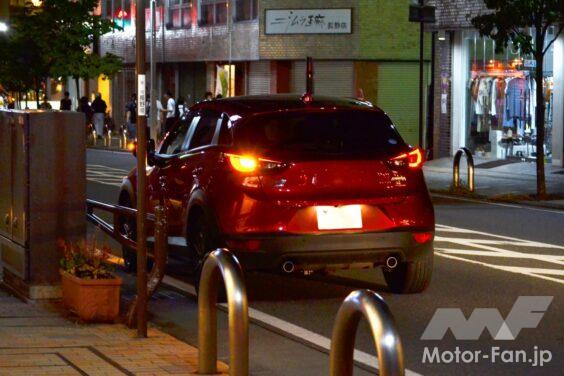 ウィンカーをつけている車の写真