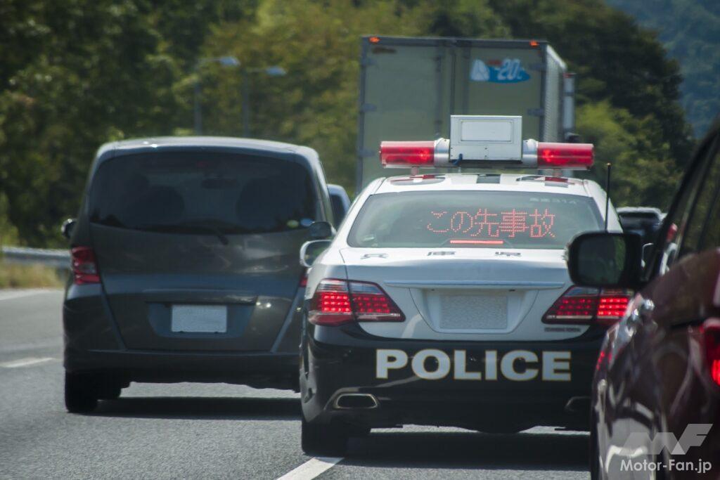 事故案内をしているパトカーの写真