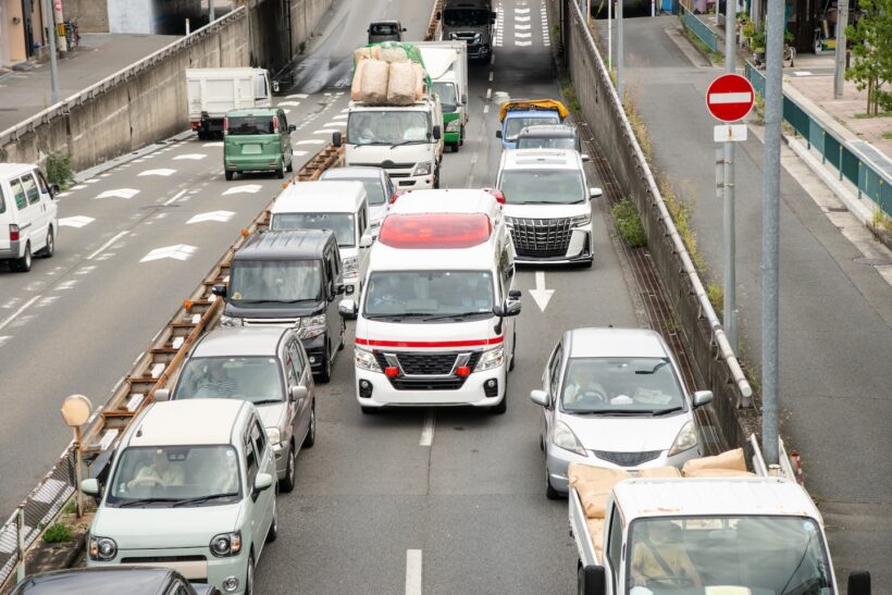 緊急走行する救急車の写真