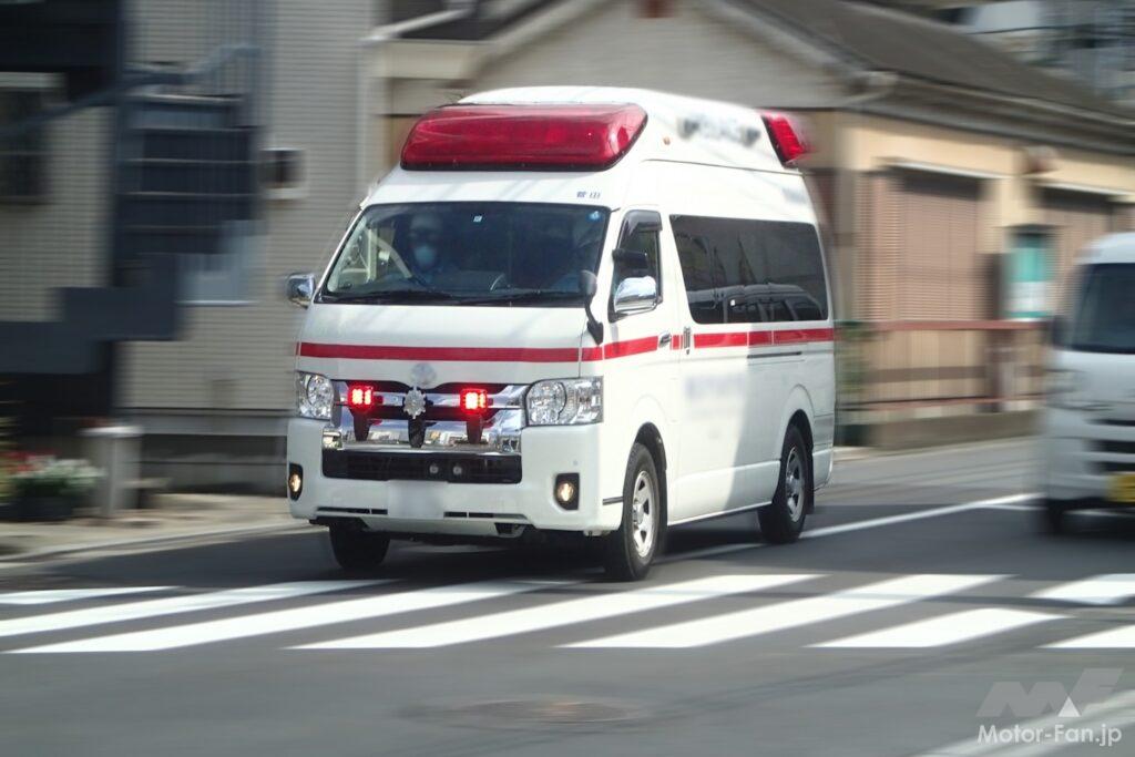 走行中の救急車の写真