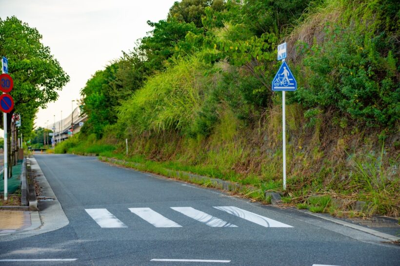 小さい道路にある信号のない横断歩道