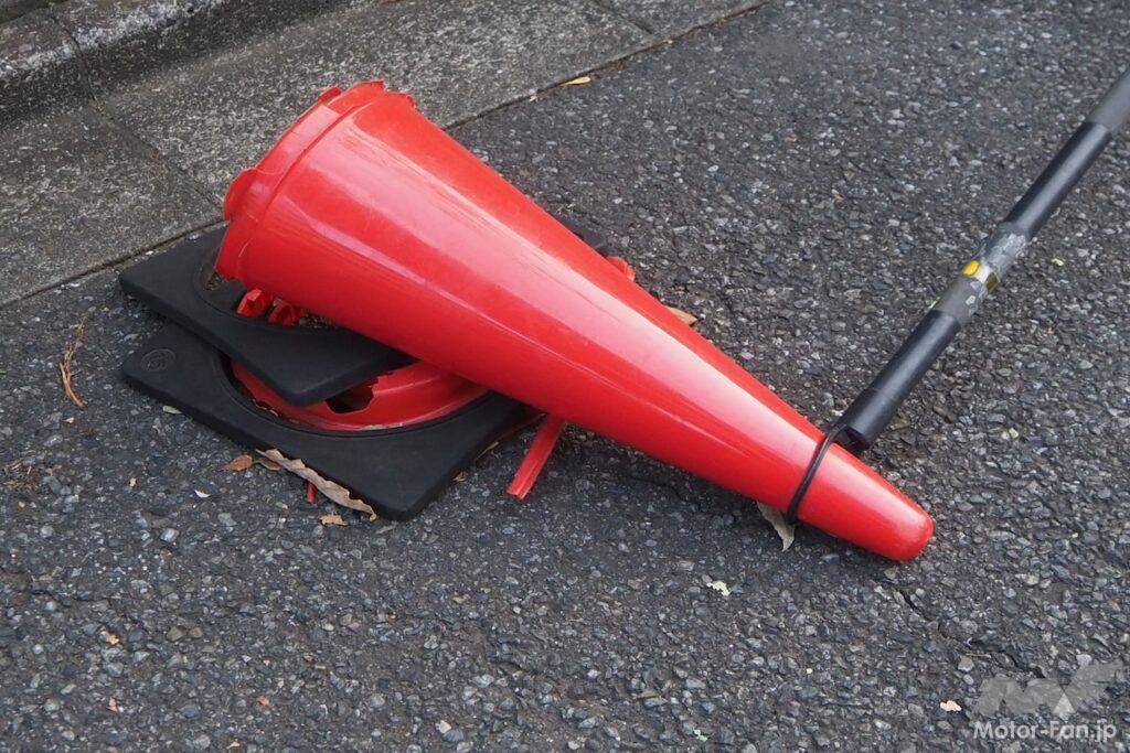 折れたコーンの写真