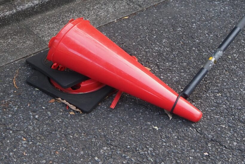 折れたコーンの写真